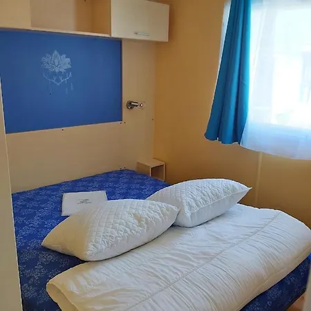 Bungalow De 2 Chambres A Meschers Sur Gironde Avec Terrasse Amenagee *